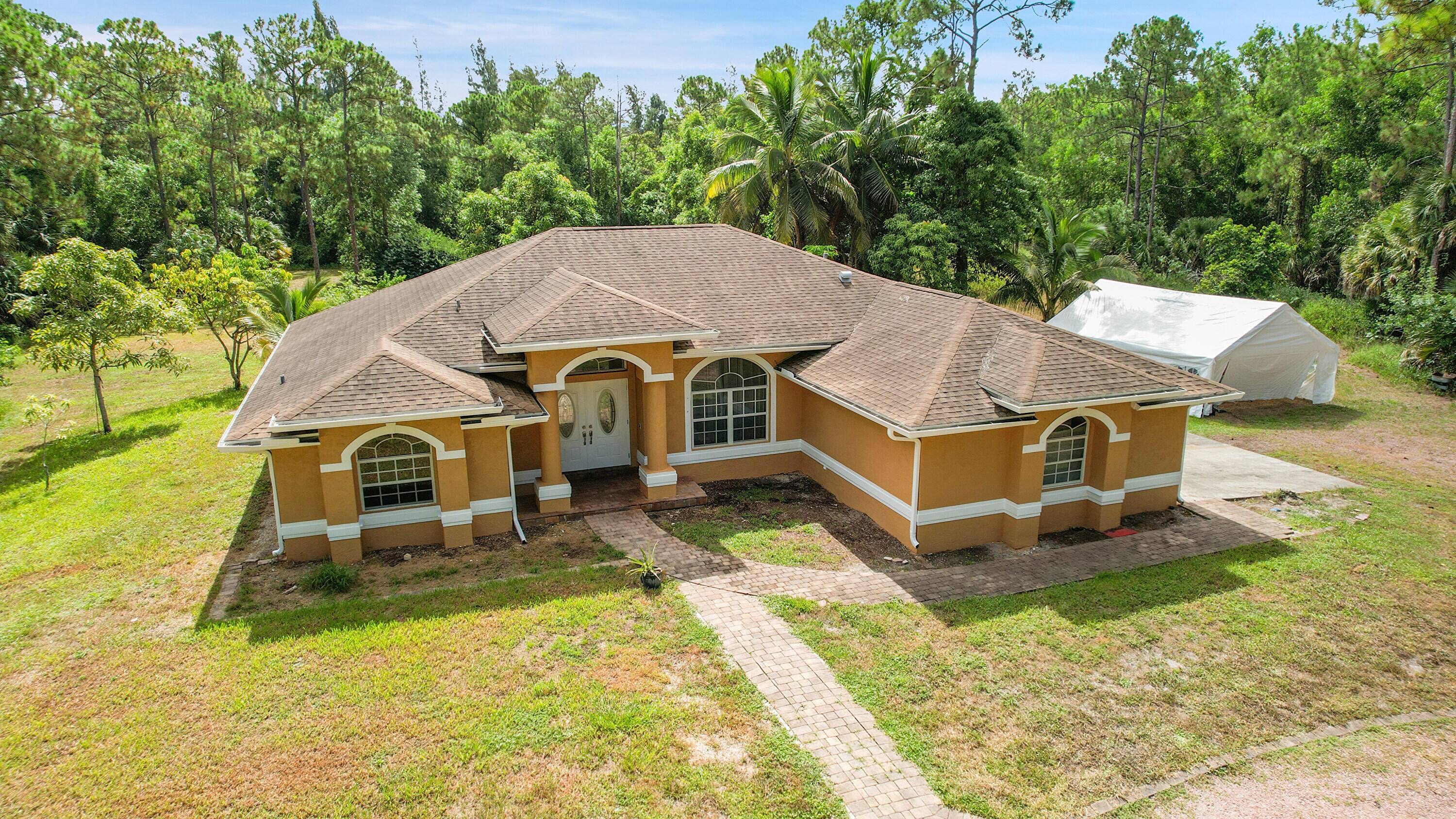 Spacious 3 2 2 CBS home on very private 5 acres in the beautiful equestrian community of Deer Run.
