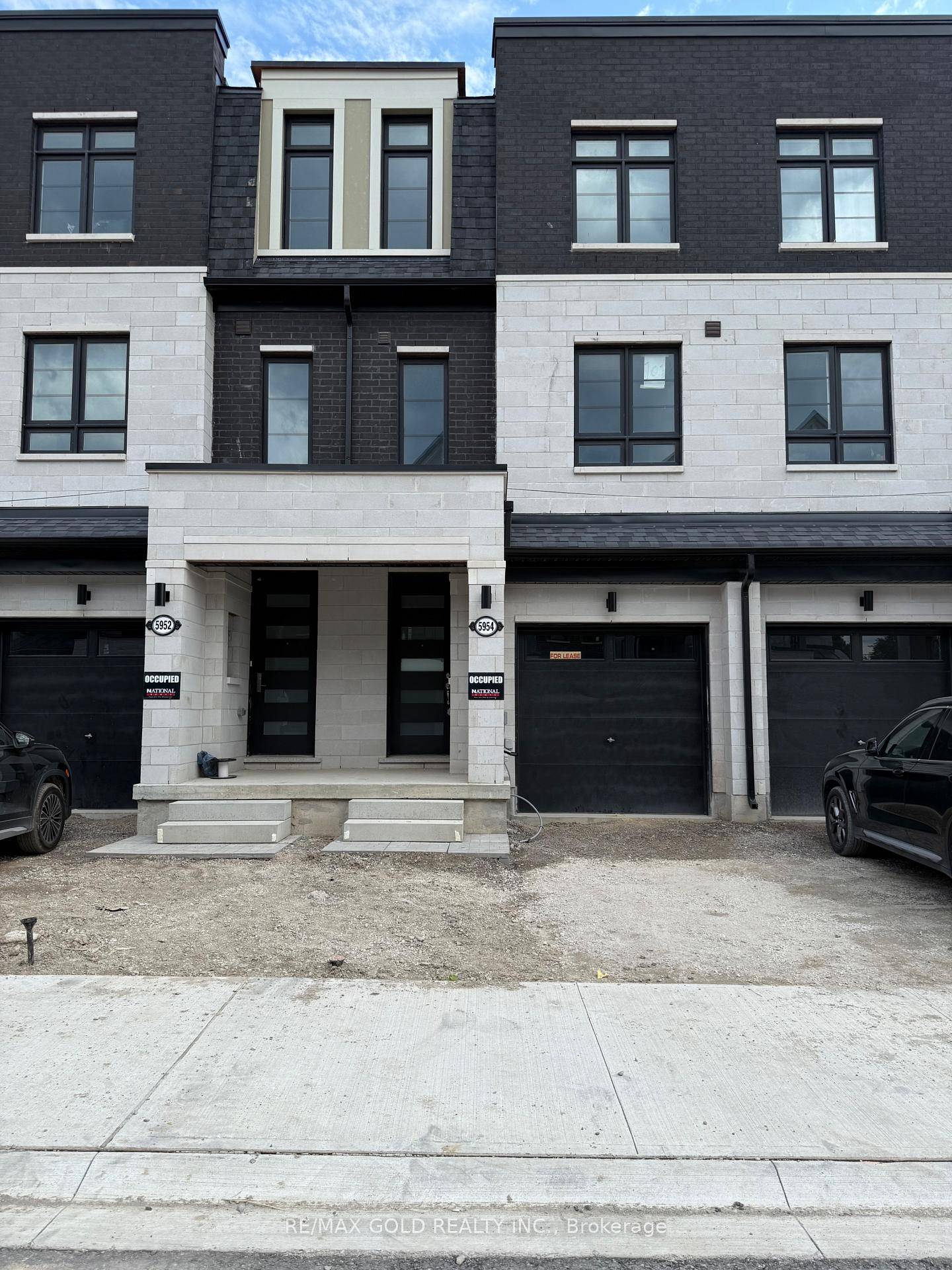 Brand new, never lived in 4 bed 4 bath townhome in East Credit with a rare main floor bedroom amp ; full washroom.