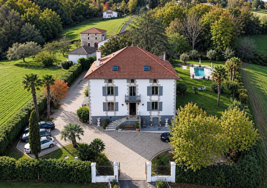 1784 Manor House, Fully Renovated, with Swimming Pool and Pyrenees Views – 6 En-Suite Bedrooms – Guiche