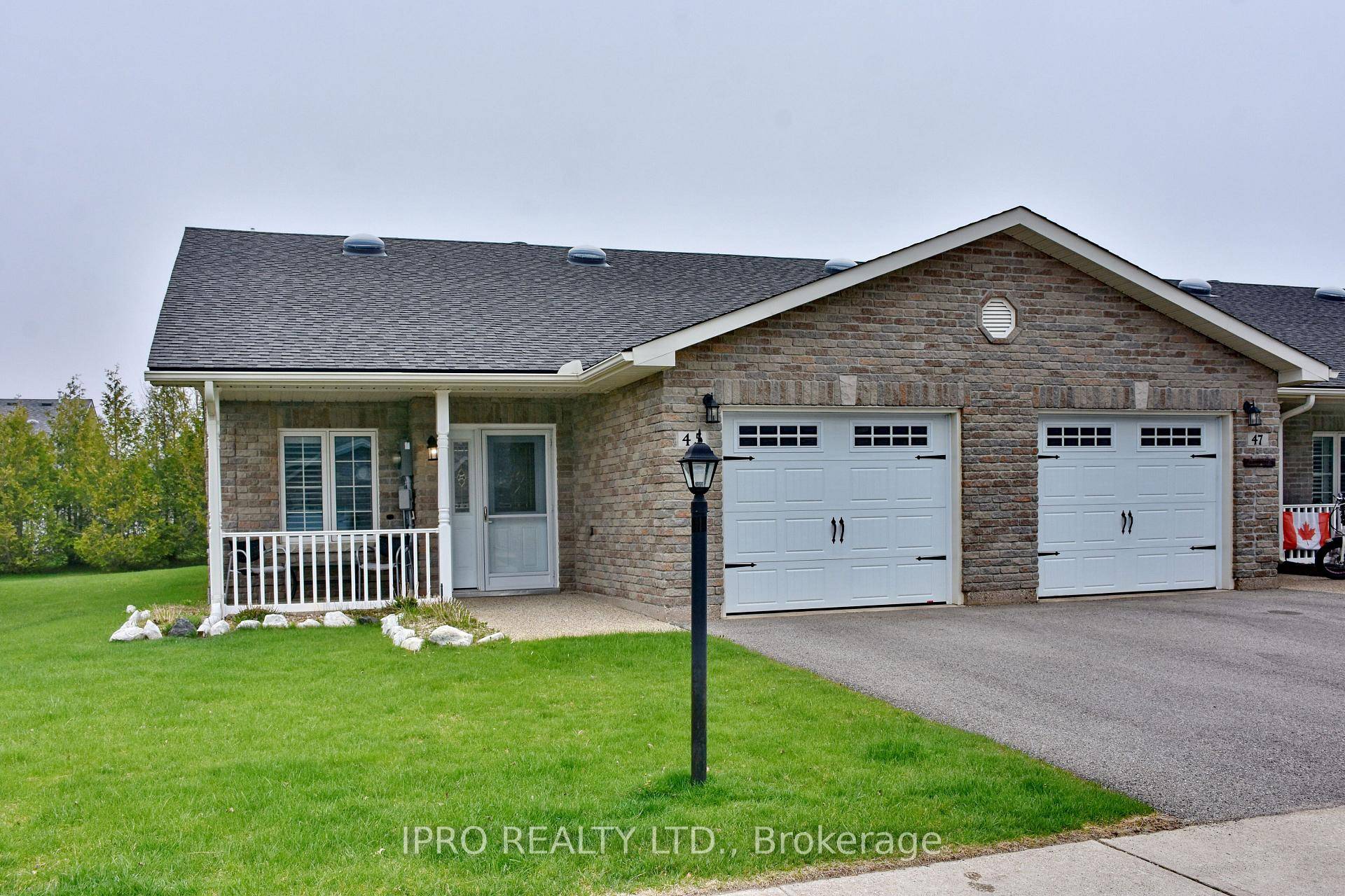 Lovely end unit bungalow in Wasaga Meadows community.
