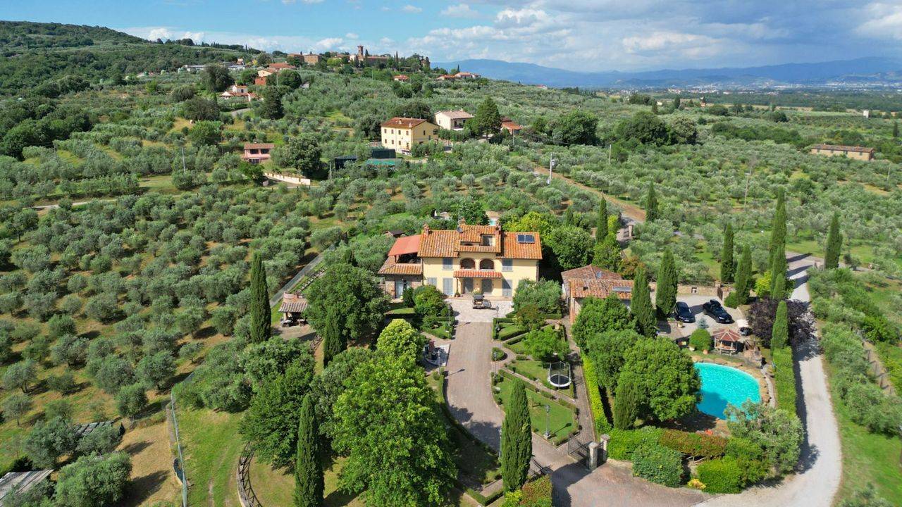 Property of approximately 717 sqm consisting of two residential units with two private pools and a 120 sqm annex for sale in Arezzo, Tuscany.