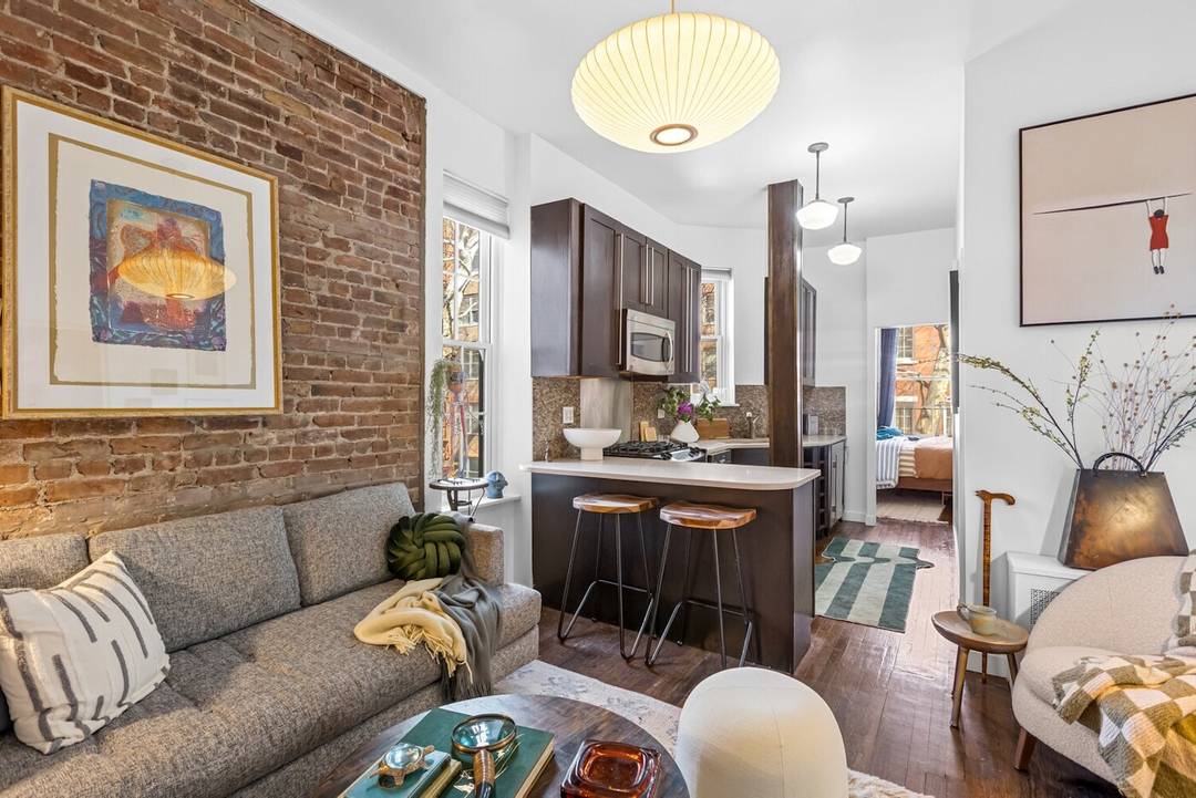 Welcome to Residence 2B at 345 West 21st Street.