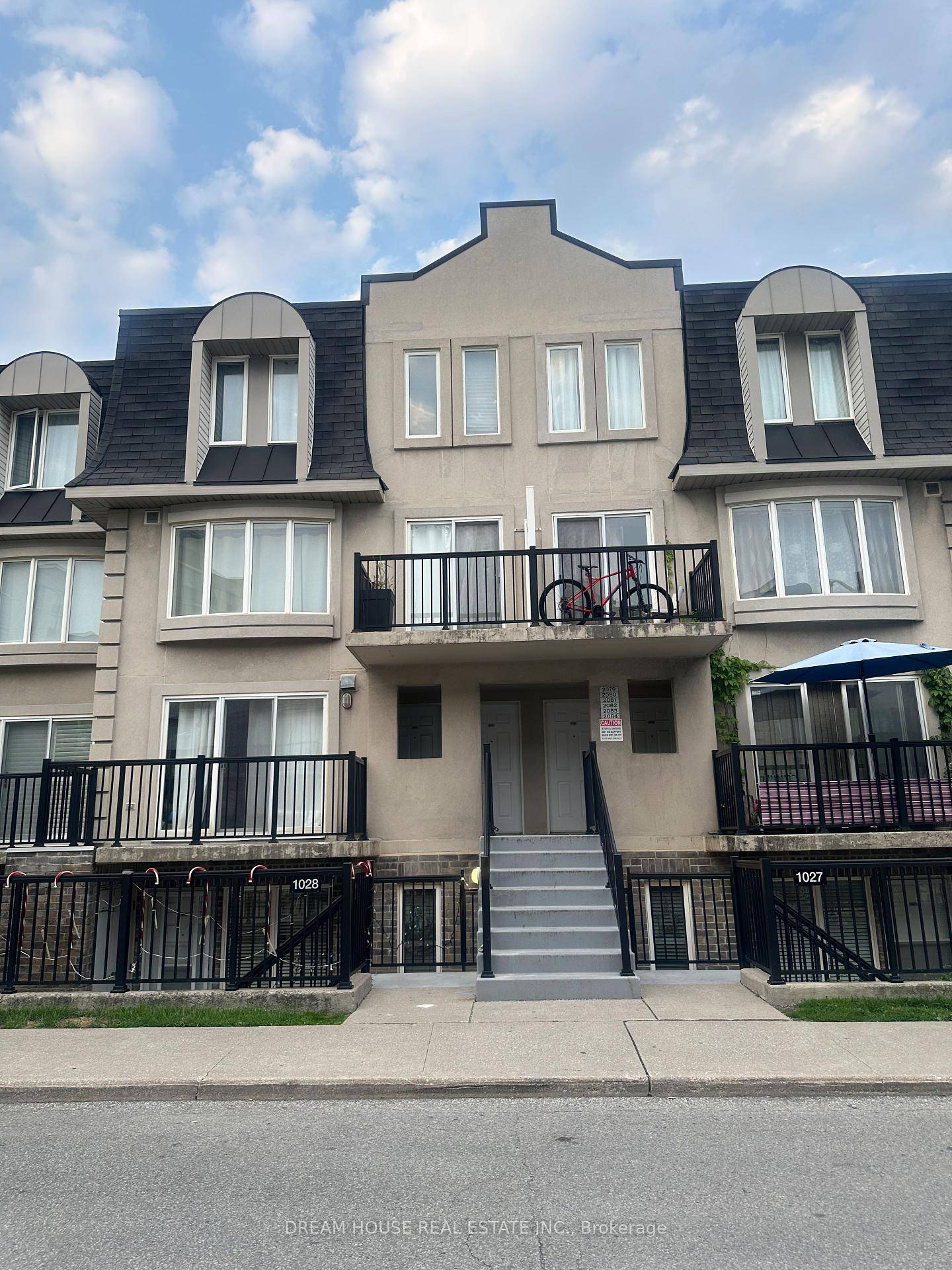Gorgeous 3 Bedroom Stacked Townhouse located in a quiet, well maintained complex.