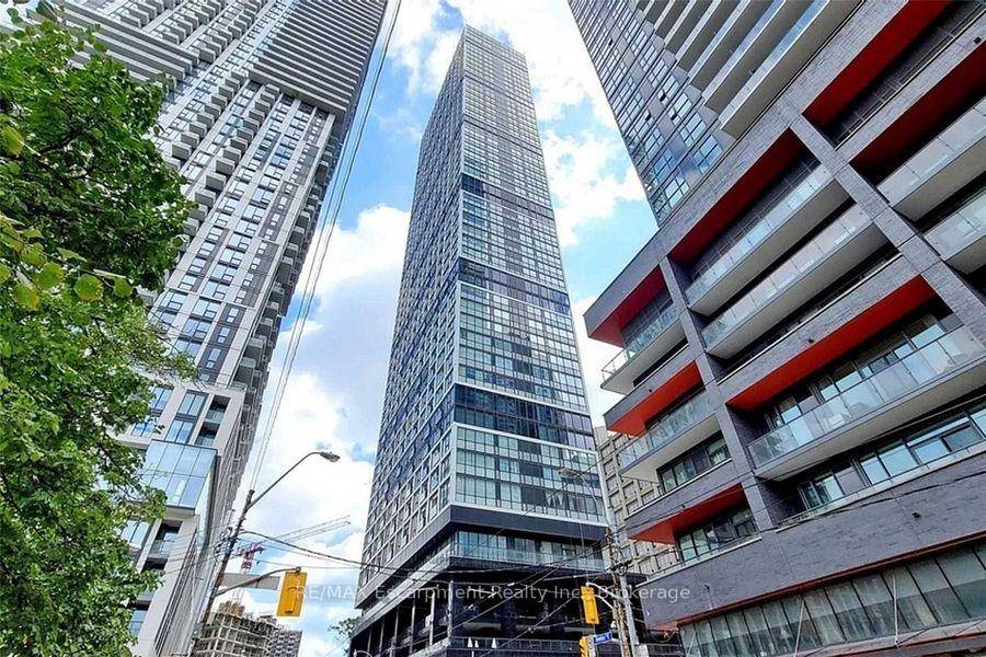 Experience the best of city life in this bright and spacious 1 Bedroom Den suite located in the heart of downtown Toronto.