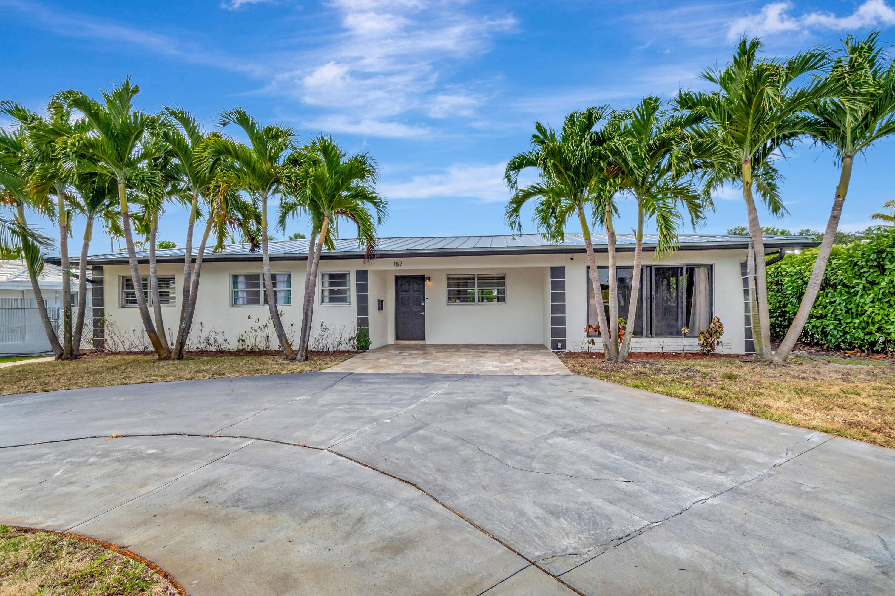 This wonderful home is in a prime location in sought after College Park, east of Federal Highway, and one block from West Palm Beach !