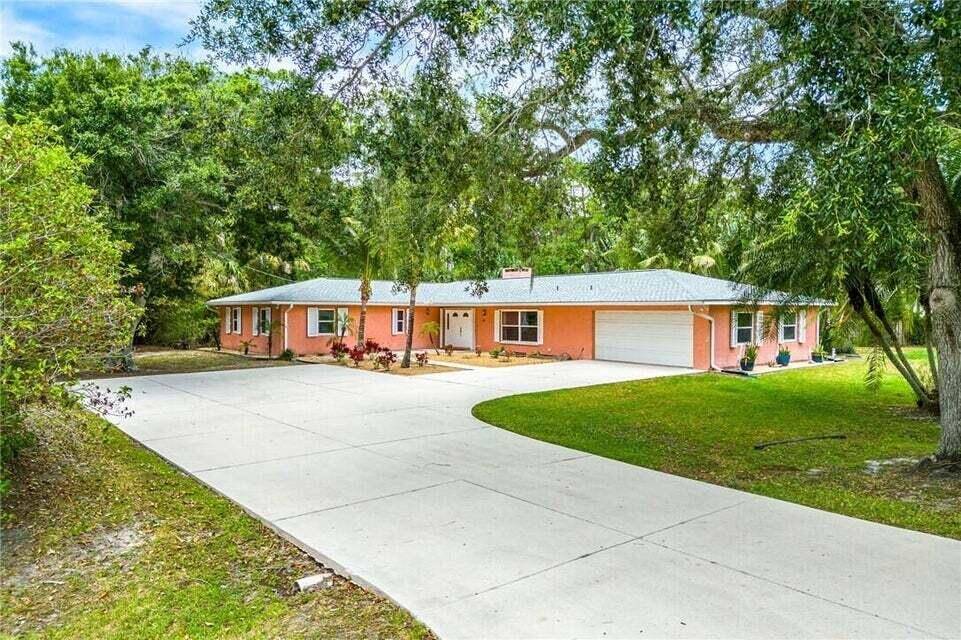 Experience Florida living in beautiful Vero Beach !