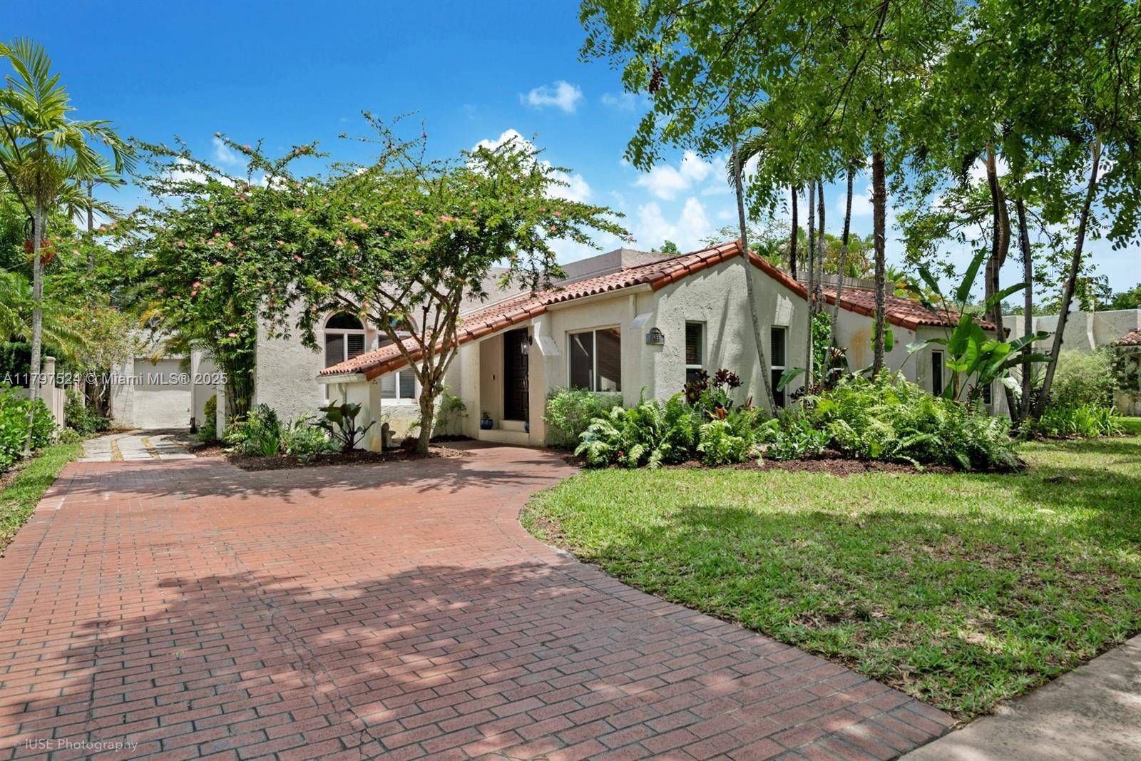 Nestled in Coral Gables, close to downtown Coral Gables and MIA, this charming Old Spanish home exudes classic warmth and endless potential.