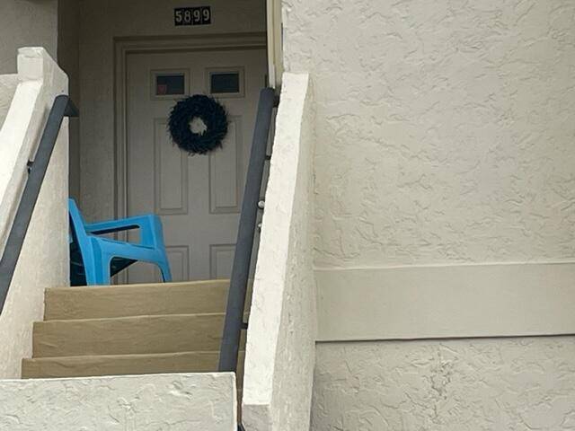 Beautiful amp ; bright condo situated in luxurious Aberdeen.