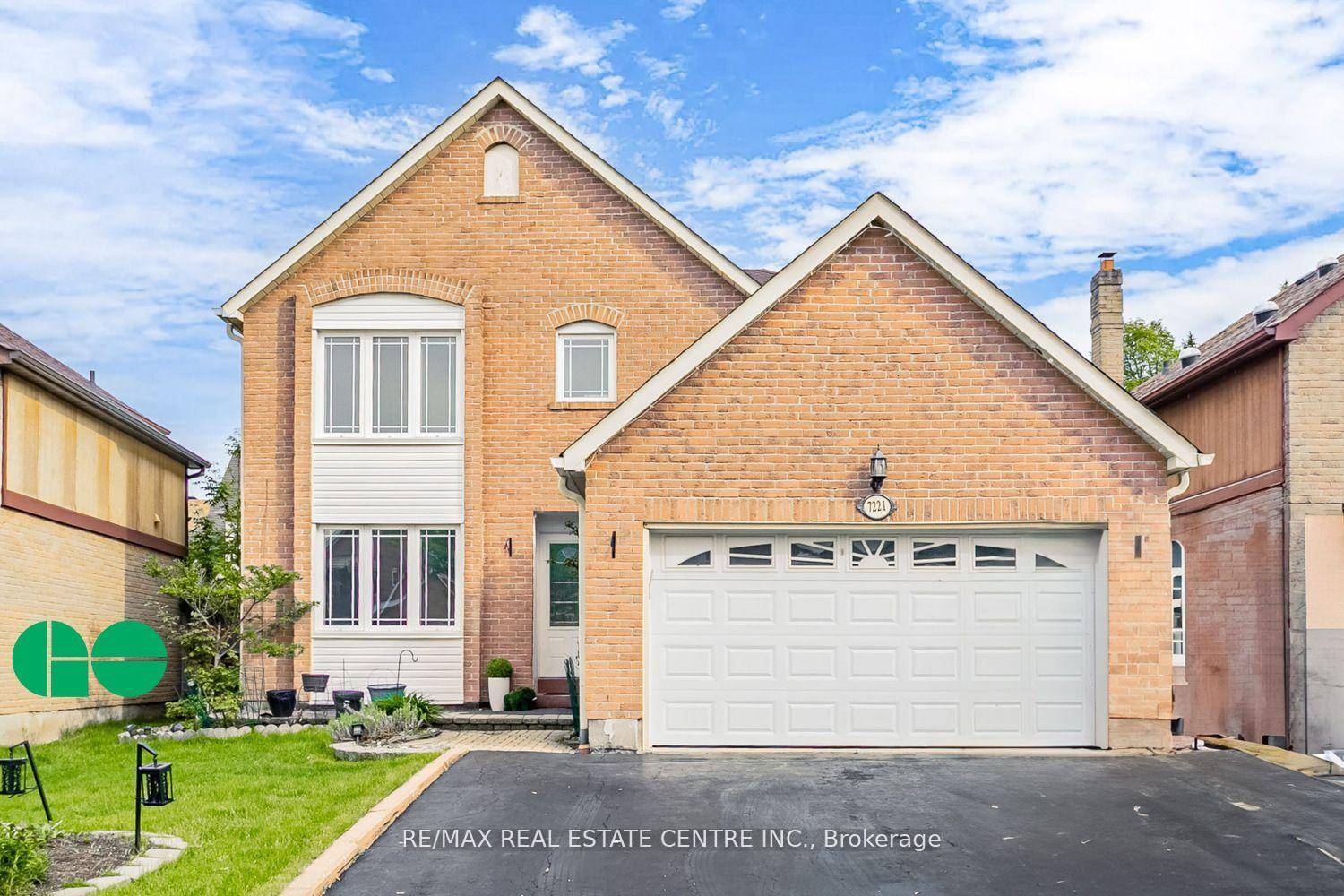 BACKS DIRECTLY ONTO GORGEOUS PARK WITH DIRECT GATE ENTRY FROM BACKYARD LOCATED IN HIGHLY RATED PLUMTREE SCHOOL ZONE GO STATION 2 MINUTES AWAY Smart Centres Meadowvale Plaza 3 Minutes ; ...