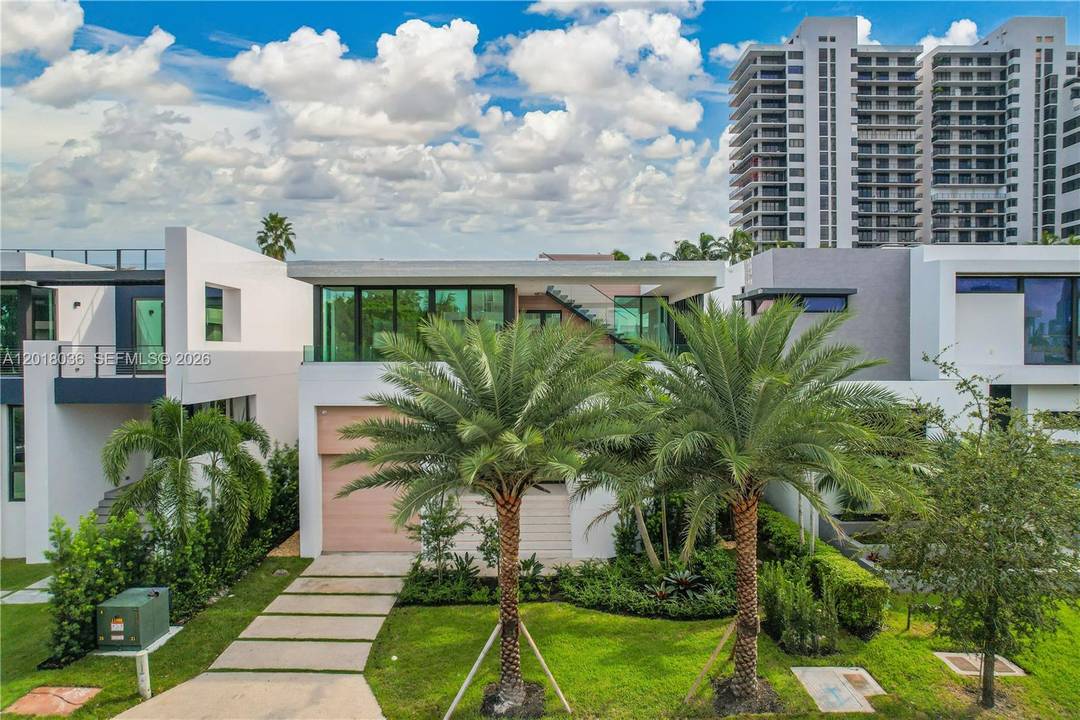 Discover elevated luxury living in the heart of the exclusive Venetian Islands.