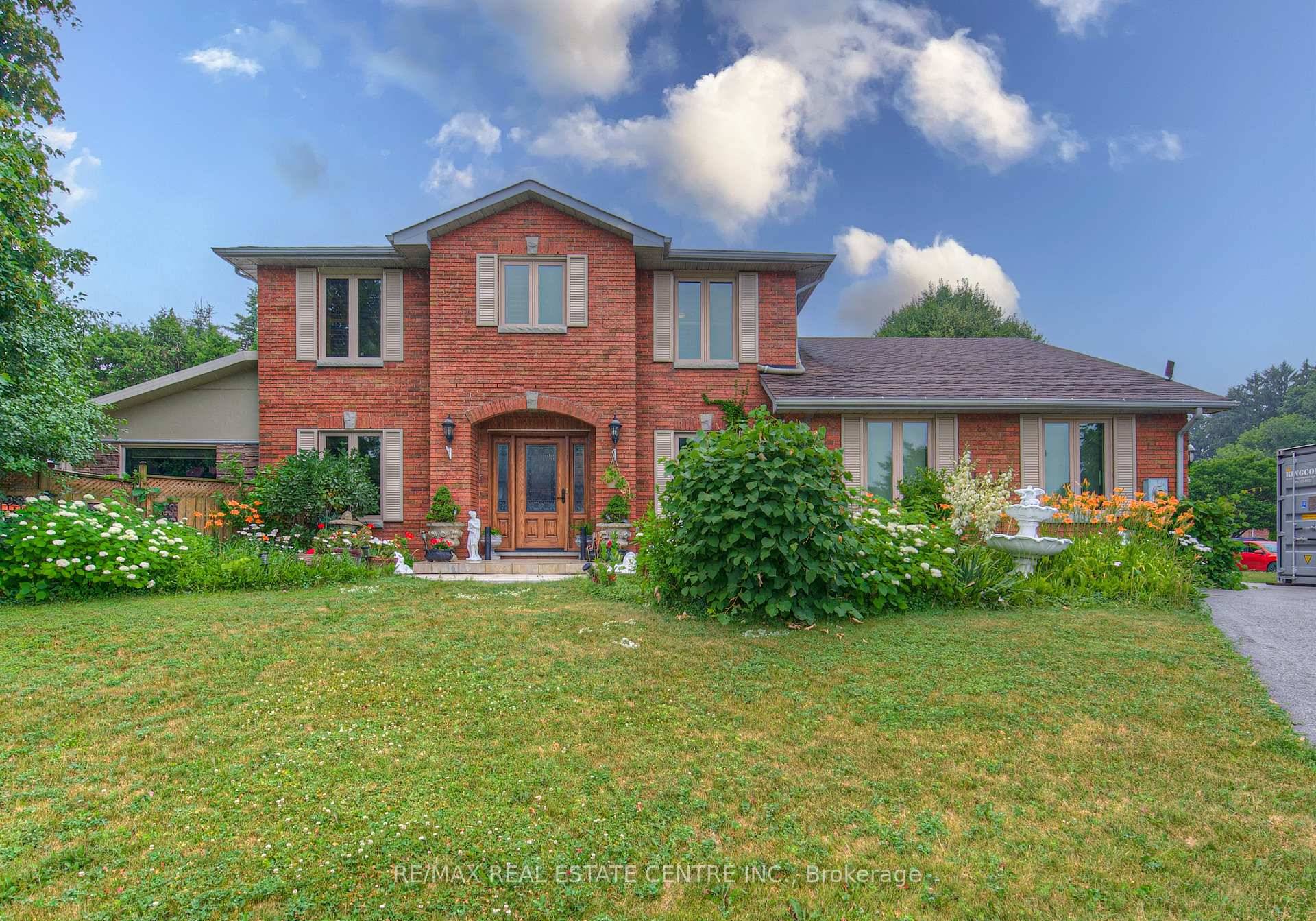 Country in the City describes this beautiful custom built Tandi Home on fantastic Ancaster lot backing onto City Forest Wild Space.