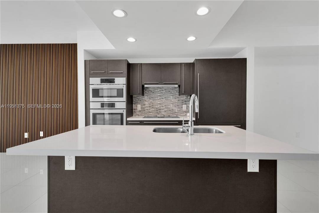 Stunning 1 bedroom plus den residence with 2 full bathrooms located in the heart of Doral.