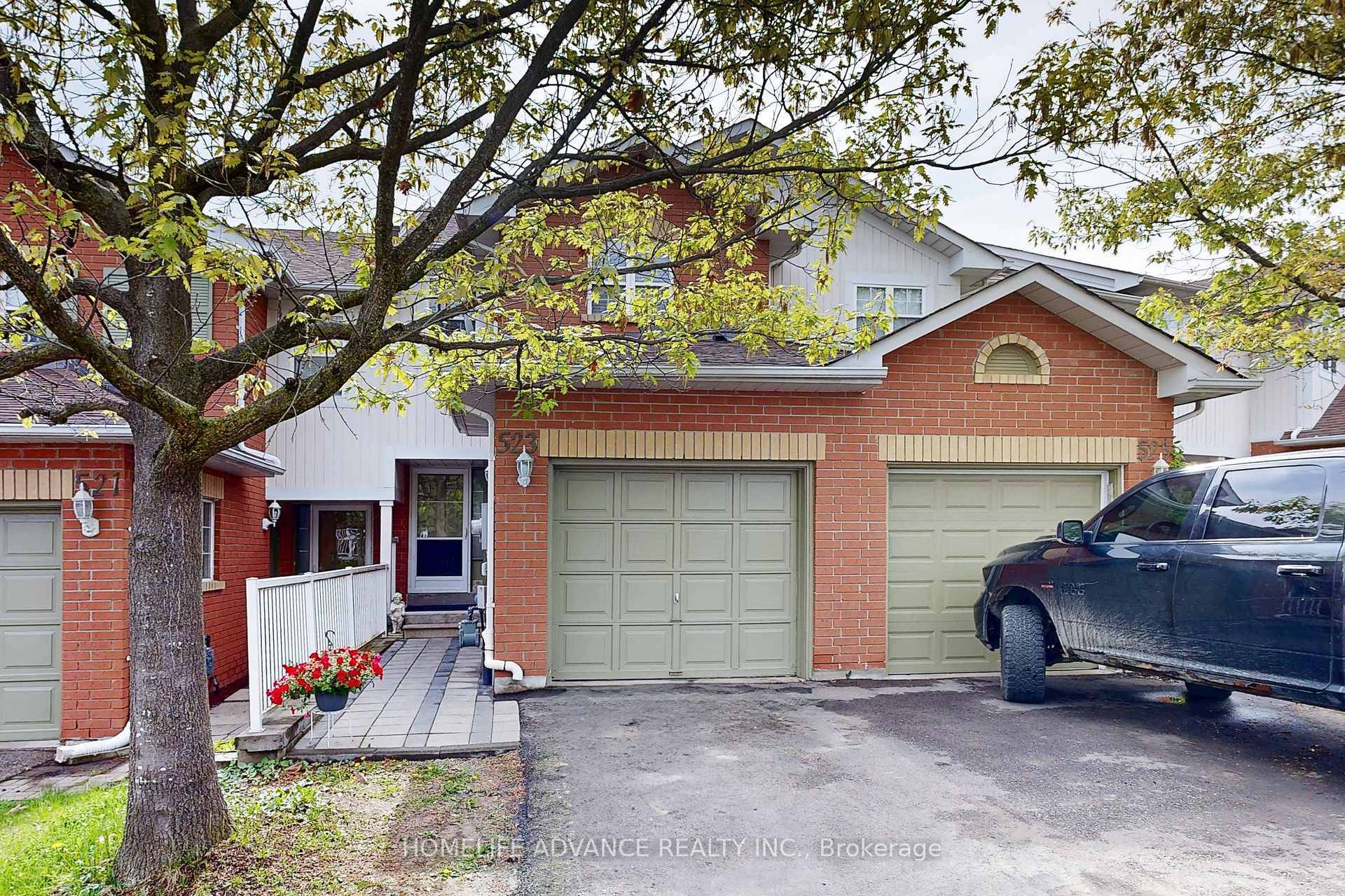 Bright, beautiful and spacious townhouse with over 1500 sq ft of living space, featuring a walk out basement backing into greenspace Excellent for growing family on a quite court Hardwood ...