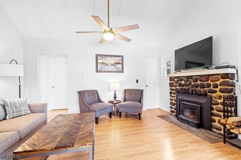 The perfect home to start, expand, or downsize to !