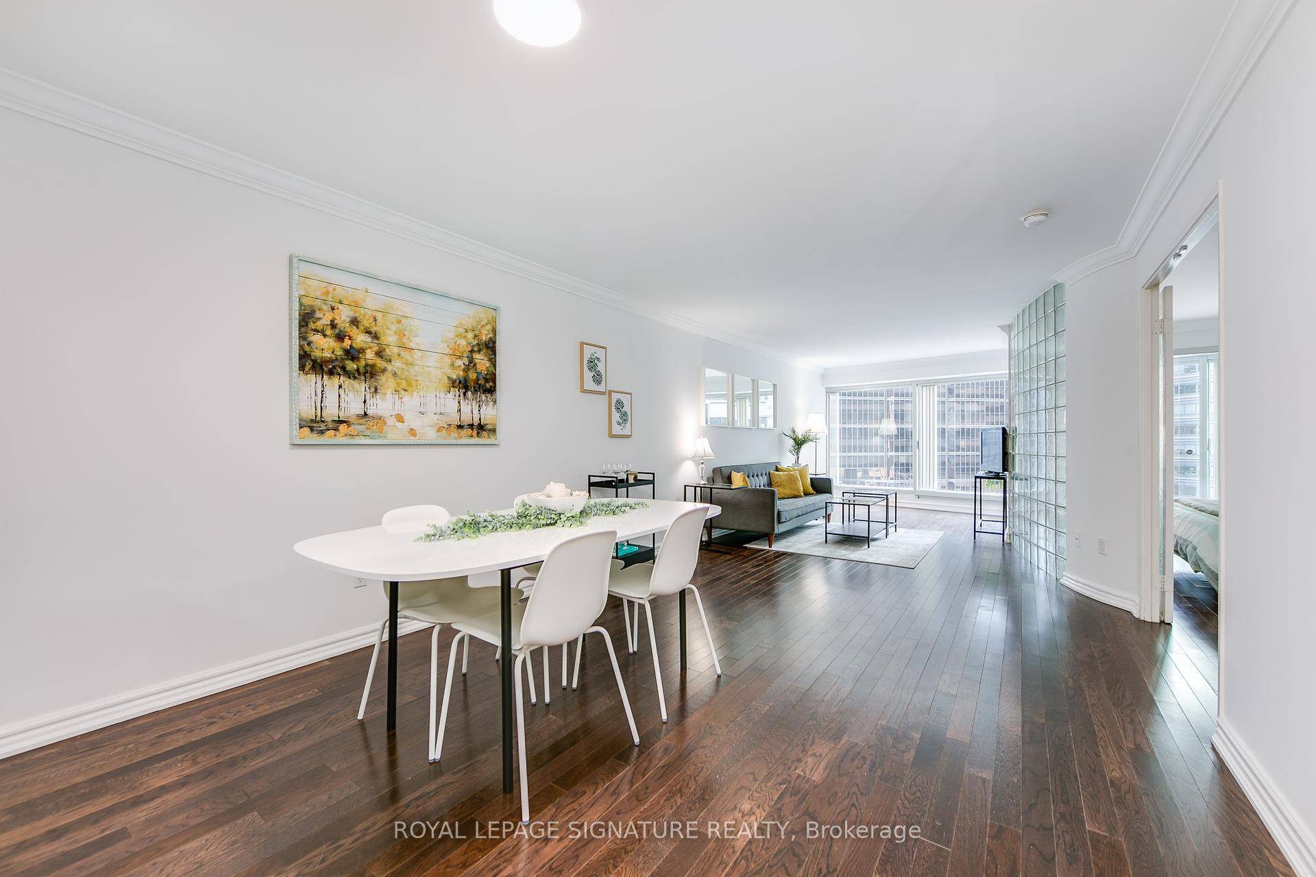 Welcome to suite 605 located in the highly sought after Empire Plaza Building !