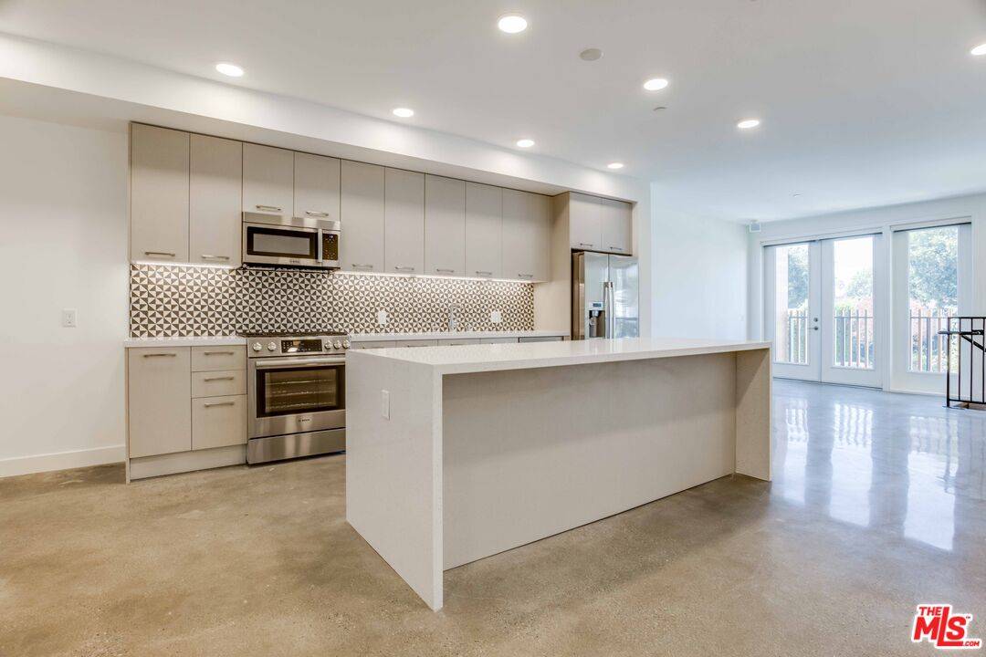 1250 N Fairfax Ave 2BR Hollywood Hills East La