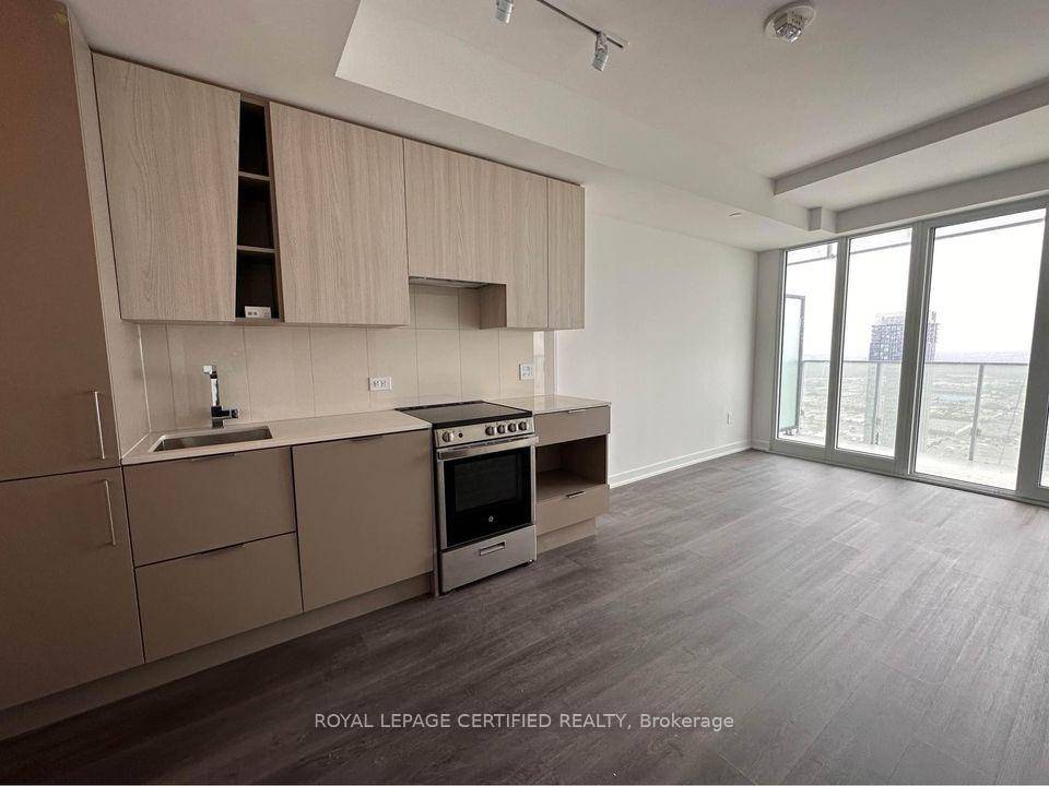 Welcome to MCity M1 1 bedroom 1 bath suite featuring large balcony, high ceilings, study nook, 1 parking Space.