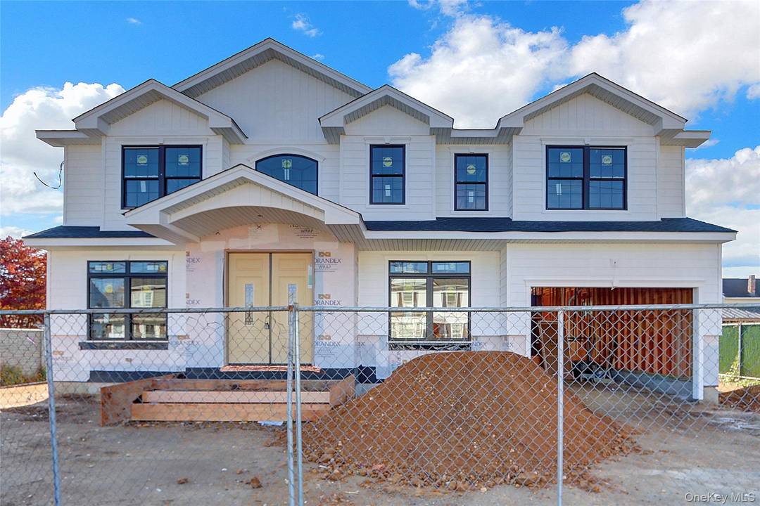 Welcome to this stunning new construction offering 5 spacious bedrooms, 3 full baths, and nearly 3, 200 sq ft of luxury living.