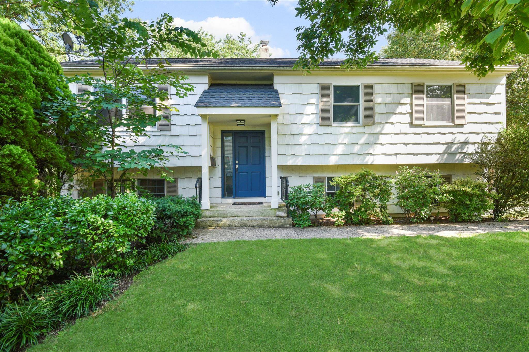 Secluded and tucked into one of the most preferred locations on the Blossom Terrace cul de sac, this private single family Larchmont home sits at the very end of Blossom ...