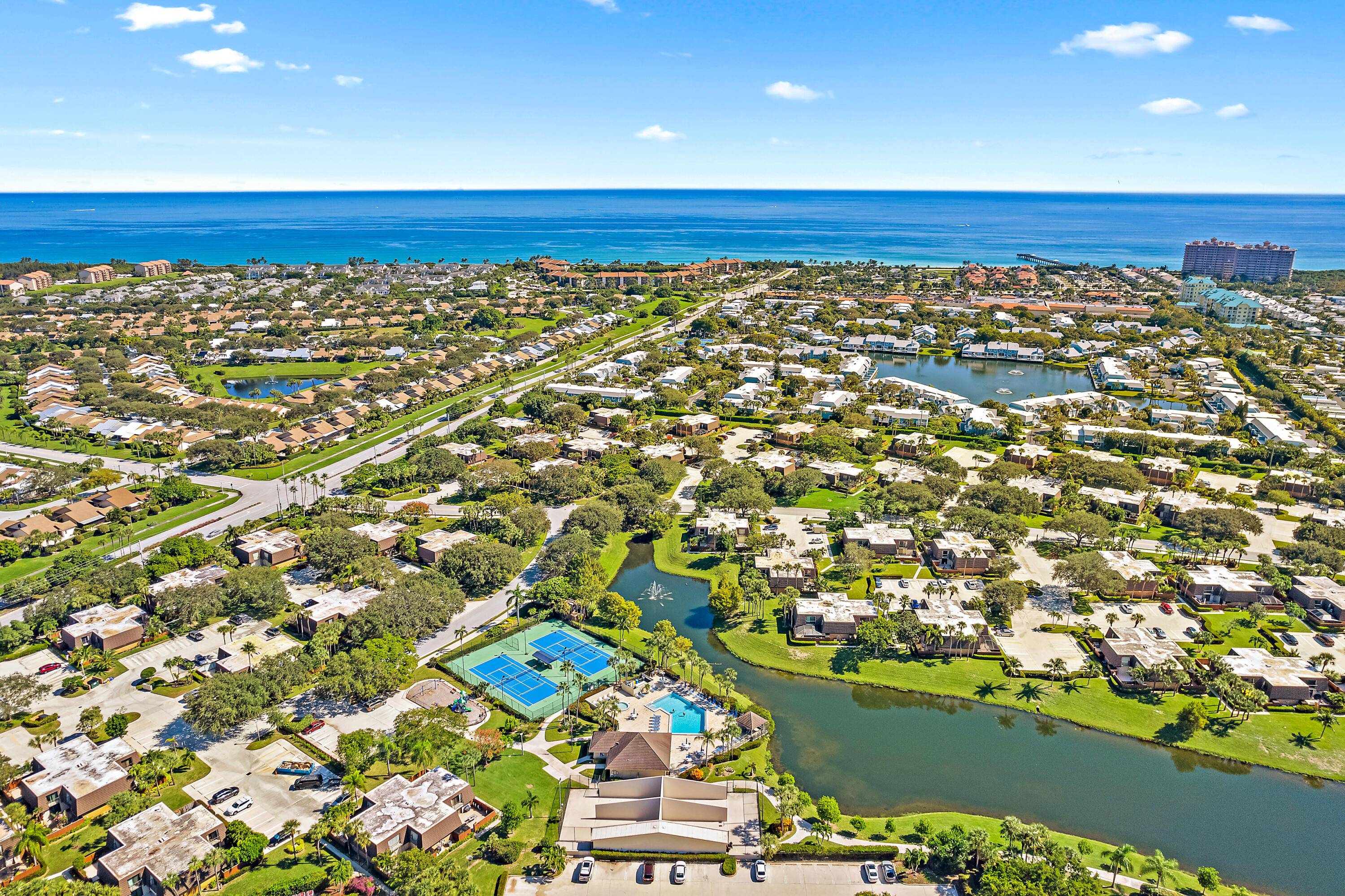Enjoy this fully equipped and appointed townhome in the Highly desirable community of The Lakes at the Bluffs in a fabulous walk to the Jupiter beach, shopping and restaurants location ...