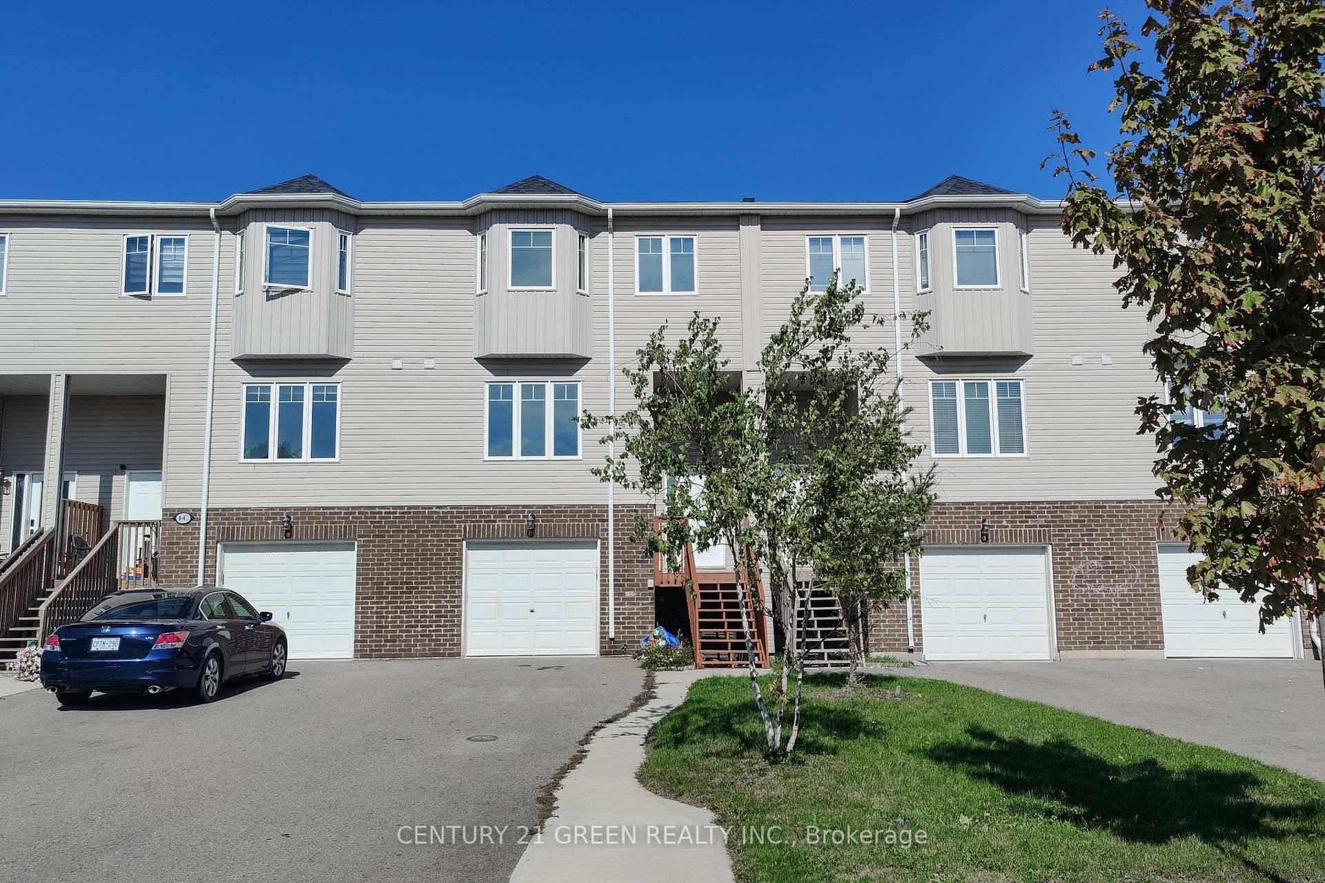 Spacious 4 Bedroom Freehold Townhome With Walkout Basement !