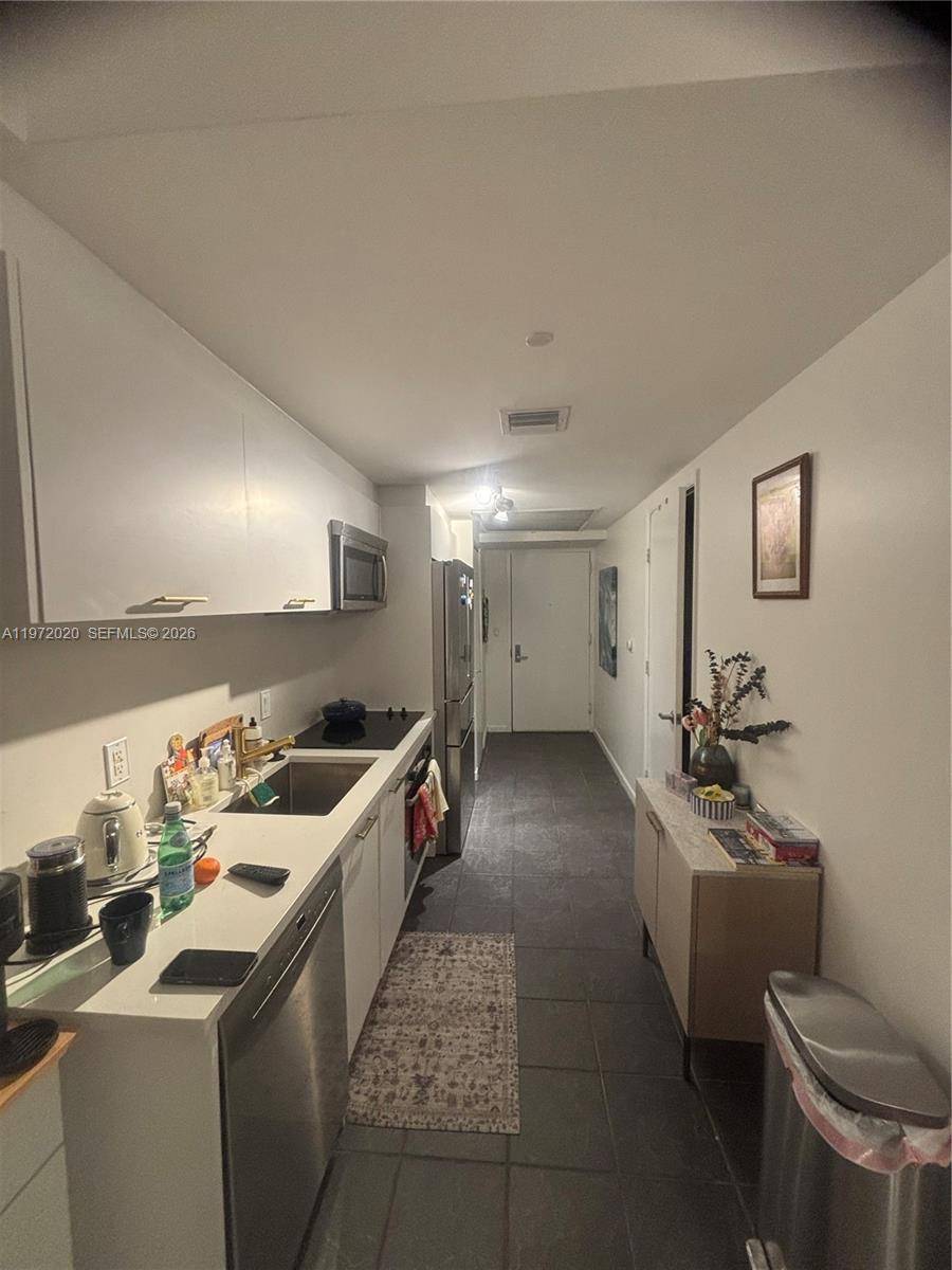 Live in the center of DOWNTOWN MIAMI, a skip away from the Beach cswy, I 95, Brickell, Edgewater and the Performing Arts center.