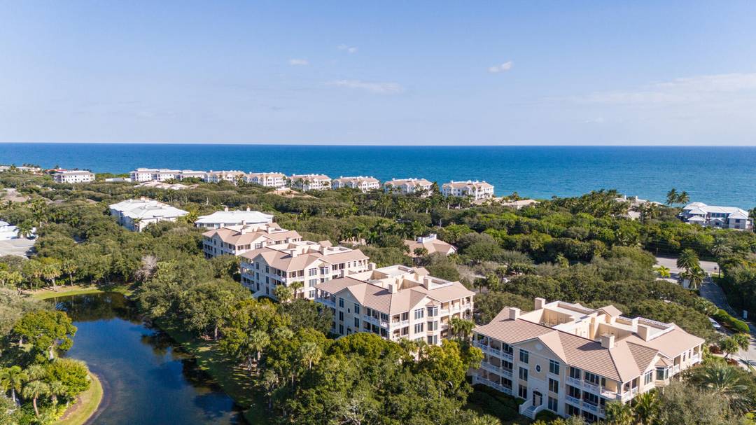 601 N Swim Club Dr 3A, Vero Beach, FL 32963River Club at Carlton Barrier Island Stunning 3rd floor corner residence with sweeping lake views.