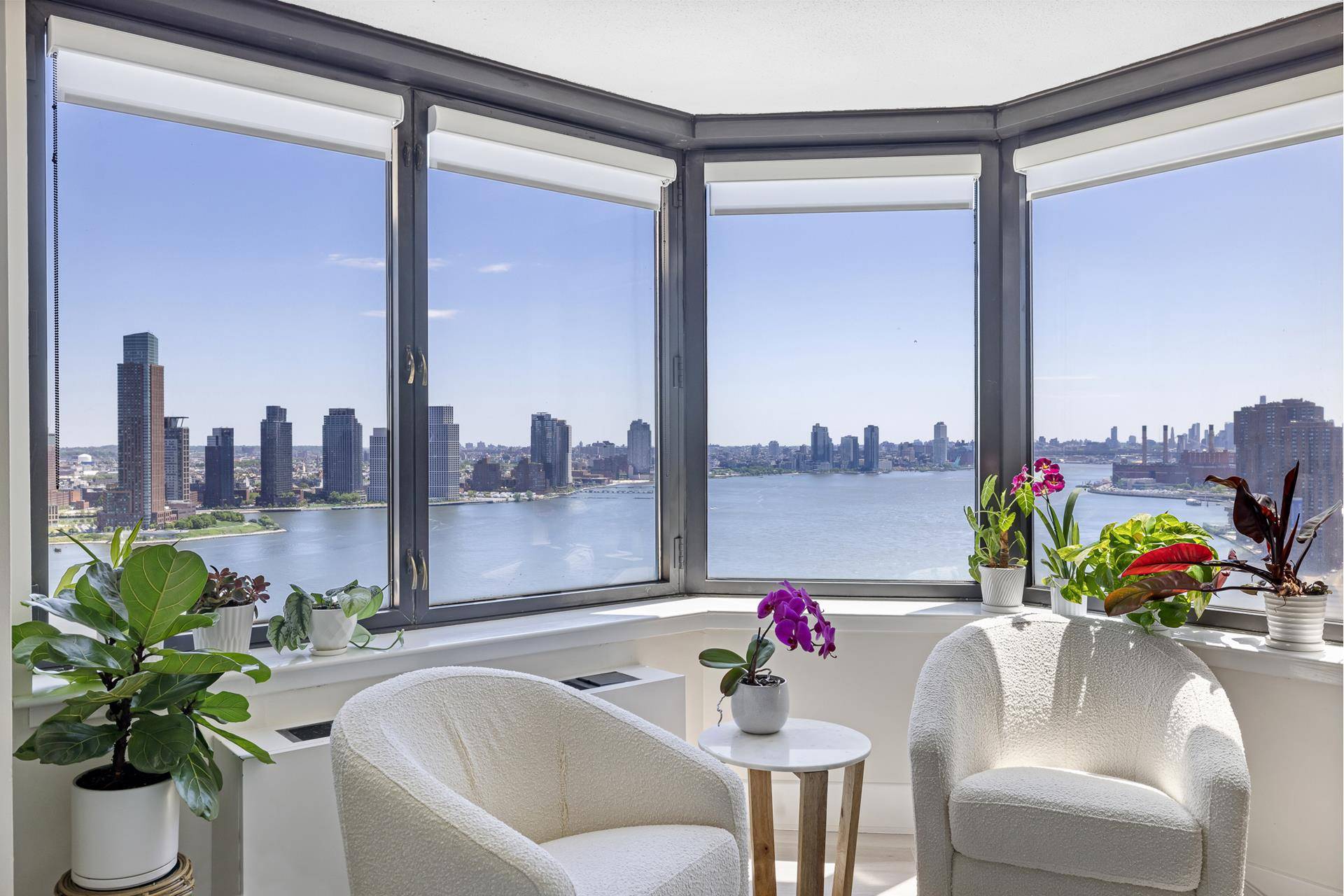 Rarely Available 31st High floor, South facing unit with unobstructed East River Views, 1 bedroom plus den, 2 bathroom residence at the luxurious Horizon Condominium.