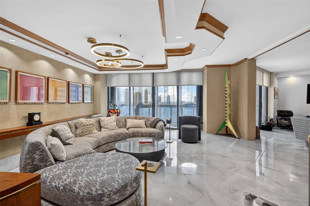 A TRULY UNIQUE 4 BEDROOM, 4 BATH LUXURY CONDOMINIUM OFFERING 2, 884 SF OF REFINED LIVING SPACE AND BREATHTAKING, UNOBSTRUCTED VIEWS OF THE INTRACOASTAL WATERWAY, OCEAN AND ICONIC MIAMI SKYLINE.