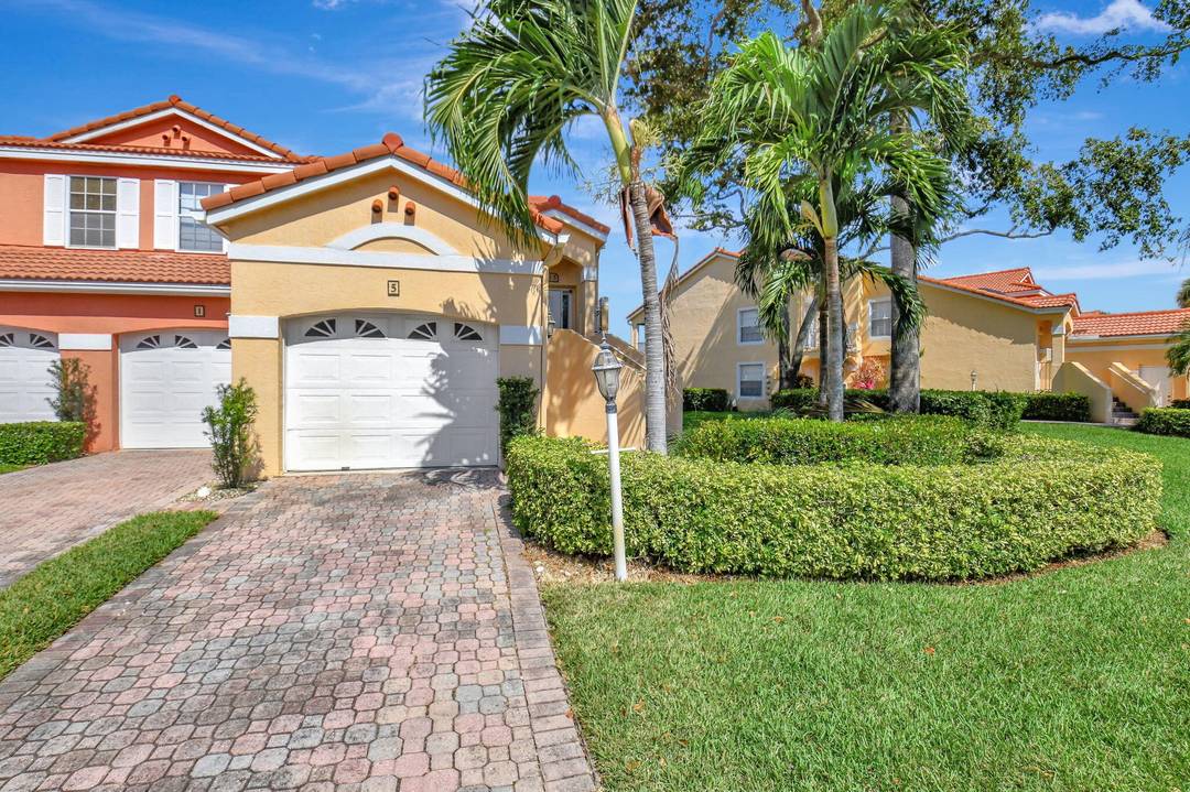 Welcome home to this warm and inviting home with vaulted ceilings, and golf and water views !