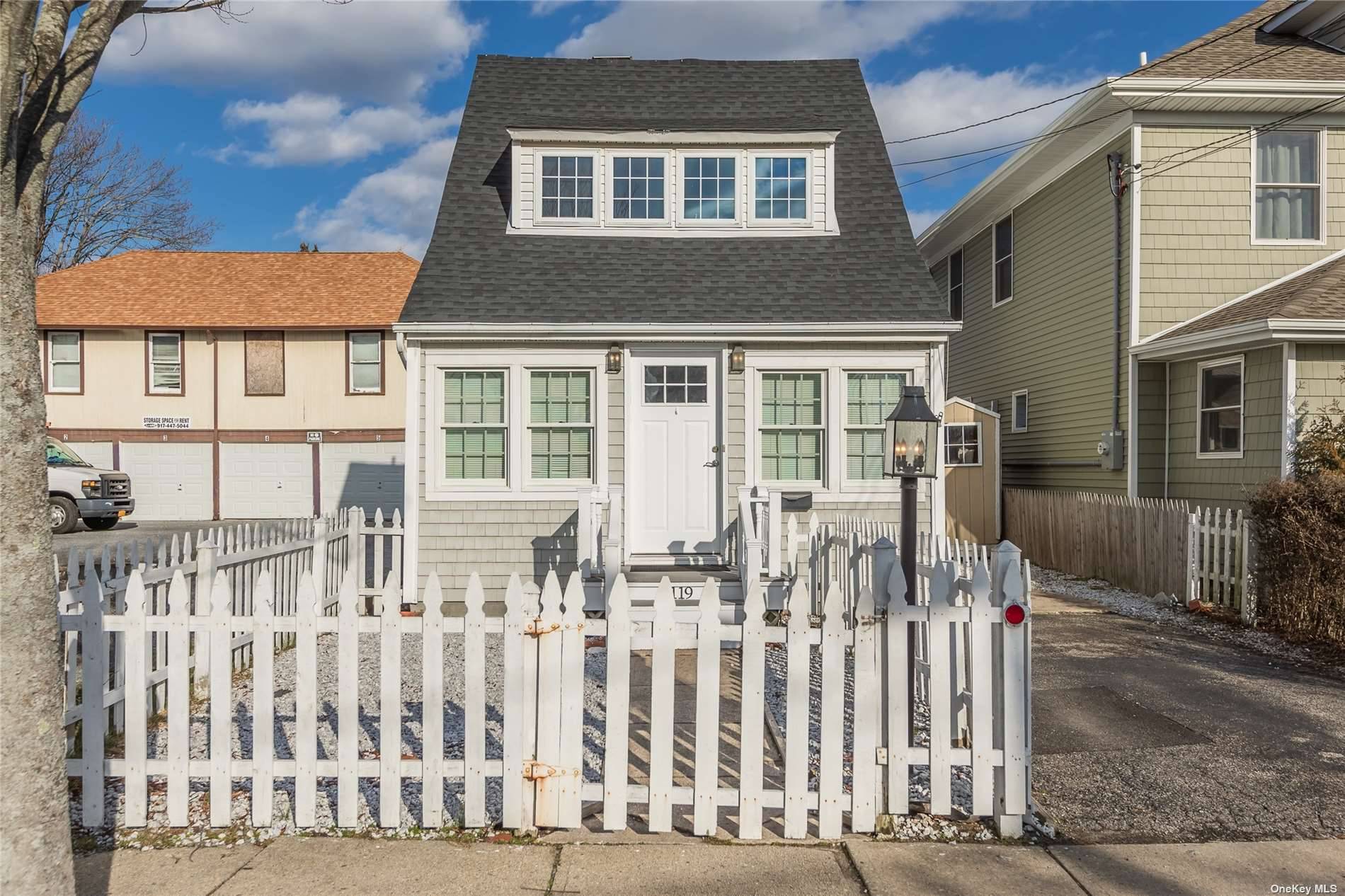 Welcome to your charming and cozy 2 bedroom, 1.