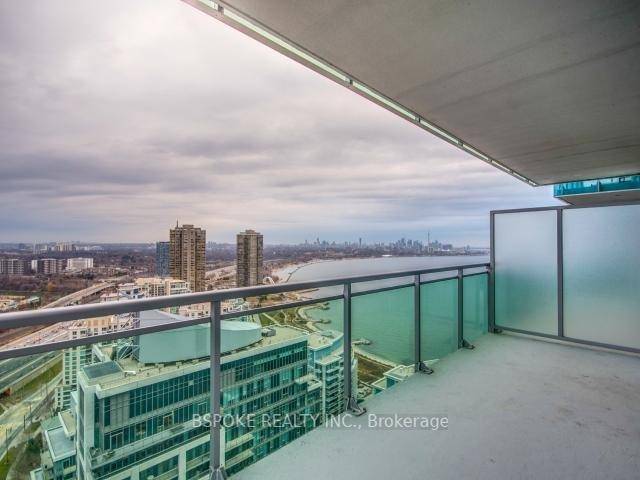 Live by the Lake Bright amp ; Stylish 1 1 with Sweeping Views !