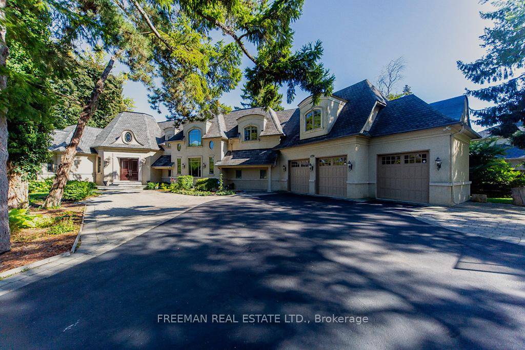 481 Country Club Crescent offers over 8, 000 sq ft of living space including the fully finished lower level, in the prestigious Rattray Marsh community.