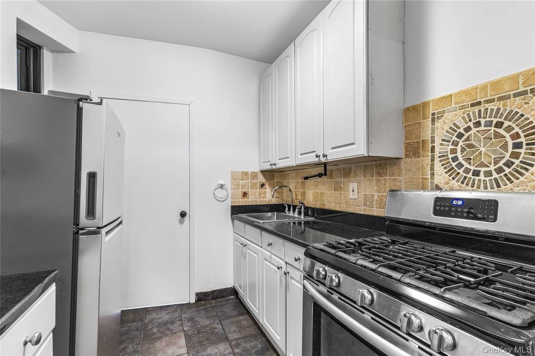 Charming railroad style one bedroom with a versatile bonus room, ideally situated in prime Manhattan Valley.