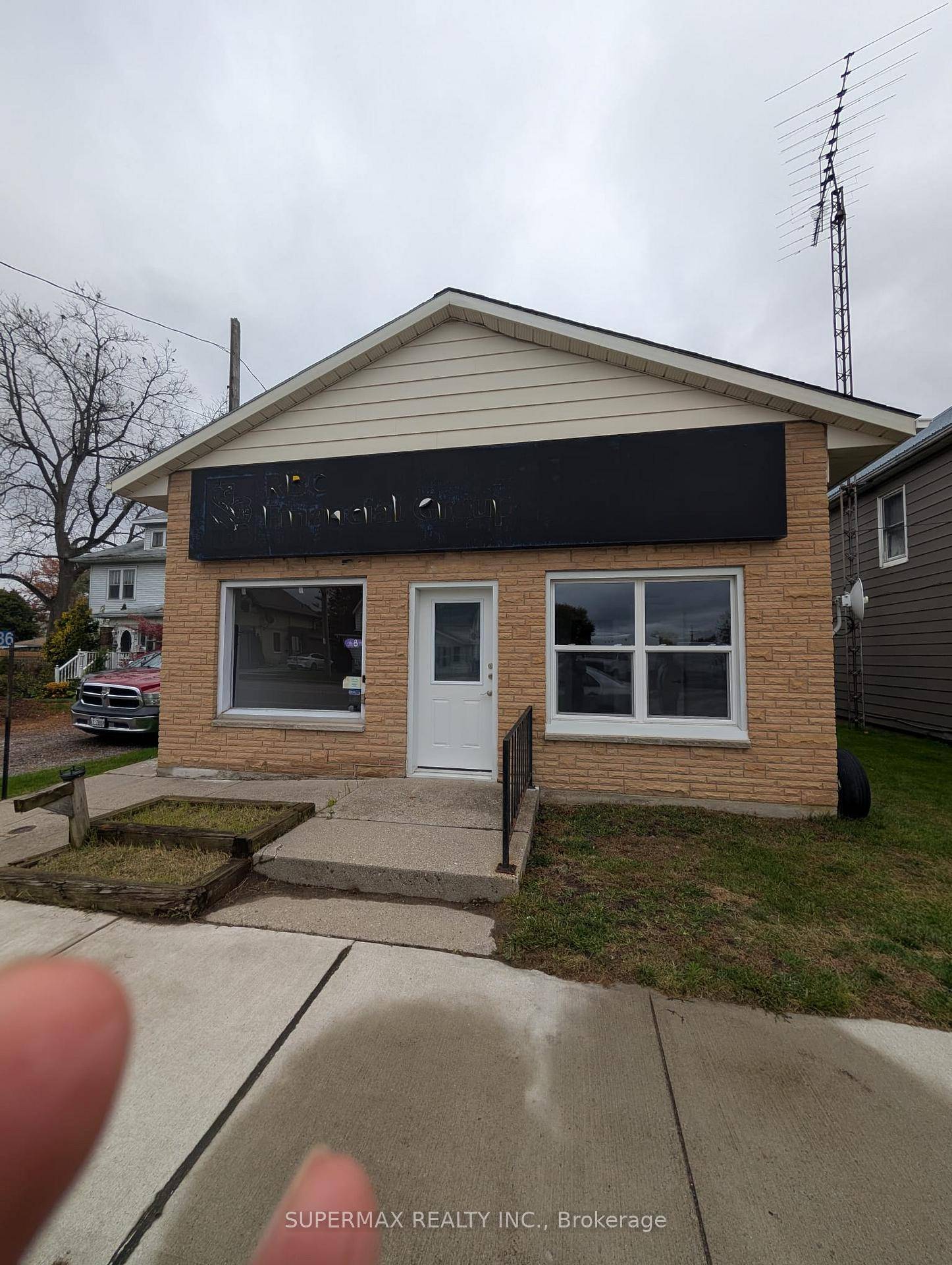 Space available for lease with a total area of approximately 1, 700 sq.