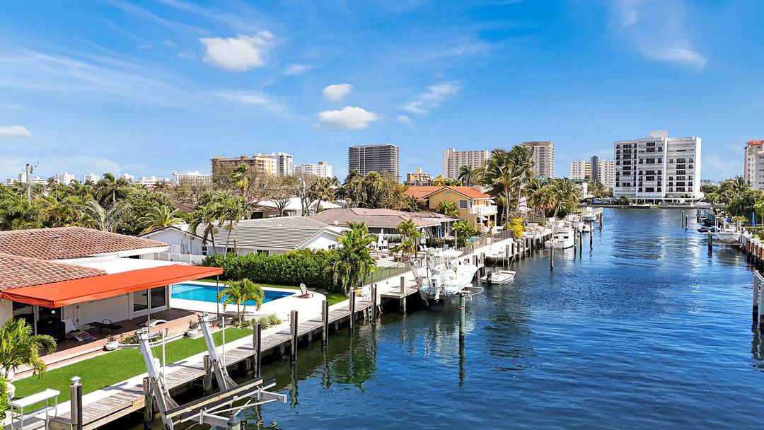 Open plan home on a deep canal truly a boater's delight !