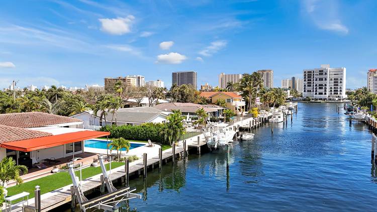 Open plan home on a deep canal truly a boater's delight !