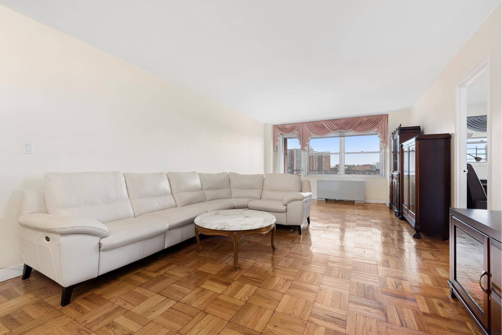 Priced to sale. Vacant, check new pictures before and after.