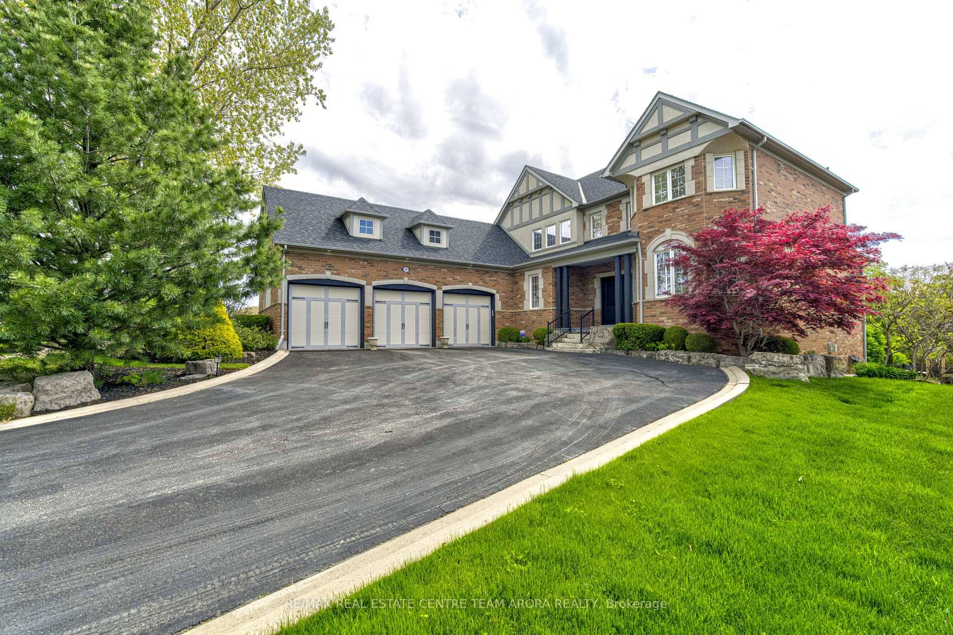 Welcome to this stunning executive detached home, perfectly situated on a rare premium 89 ft x 159 ft lot in the prestigious Credit Valley community.