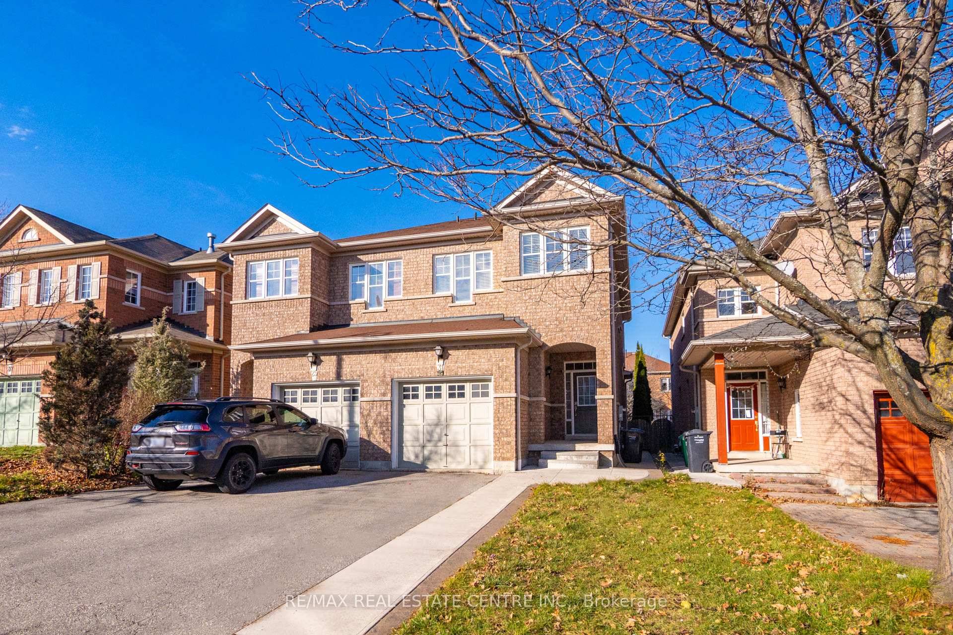 Welcome to 31 Martree Cres, a beautifully upgraded 3 1 bedroom, 3 washroom semi detached home in Brampton's desirable Lakeland Village !
