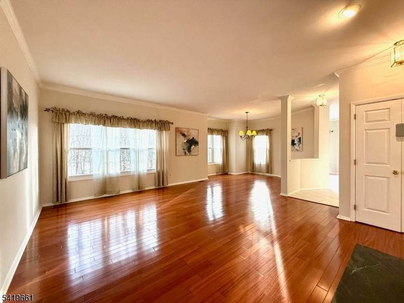 With an artful blend of convenience and comfort, located in the well regarded Oak Ridge in Whippany, this stunning 3 bedroom, 2.
