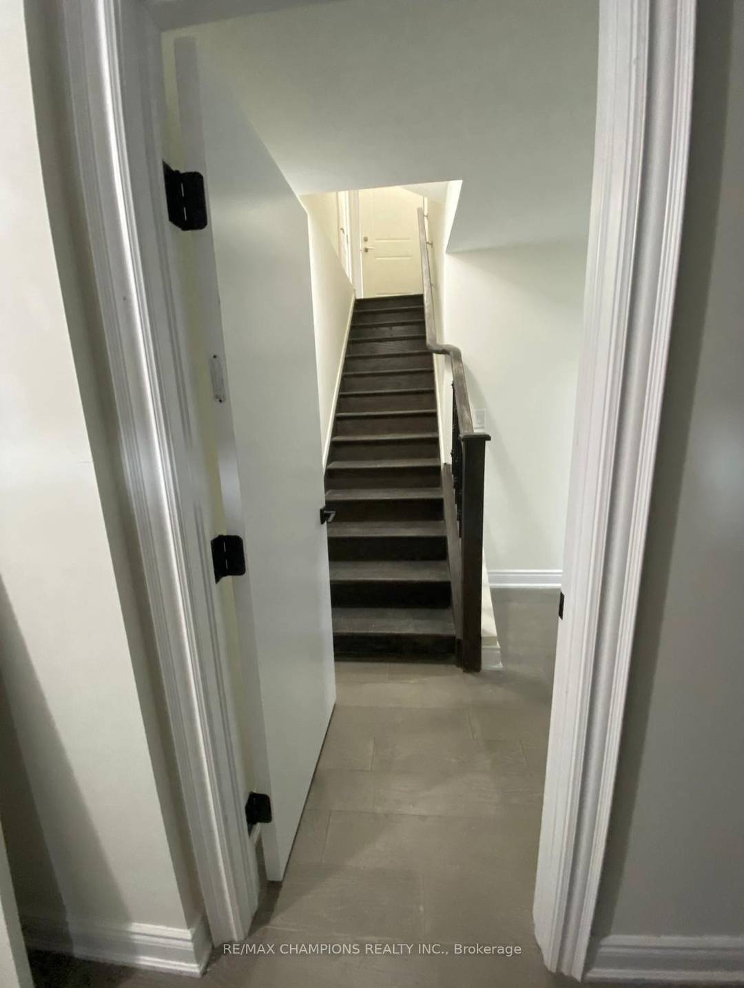 Furnished 2 bedroom 2 bathrooms Apartment in basement with all stainless steel appliances and washer and dryer in unit, utility inclusive in a charming environment in the meadowlands Ancaster, a ...