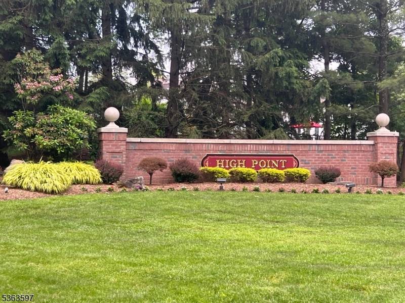 Stunning Townhouse in Desirable High Point Prime Location !