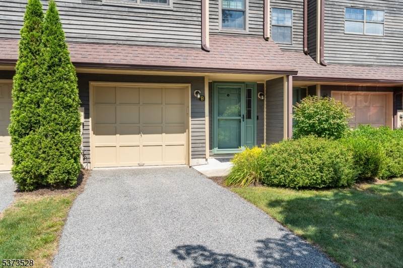 SPECTACULAR TOWNHOME IN BALD EAGLE VILLAGE, COMPLETELY UPDATED BUILT IN LAST PHASE OF THE COMPLEX.