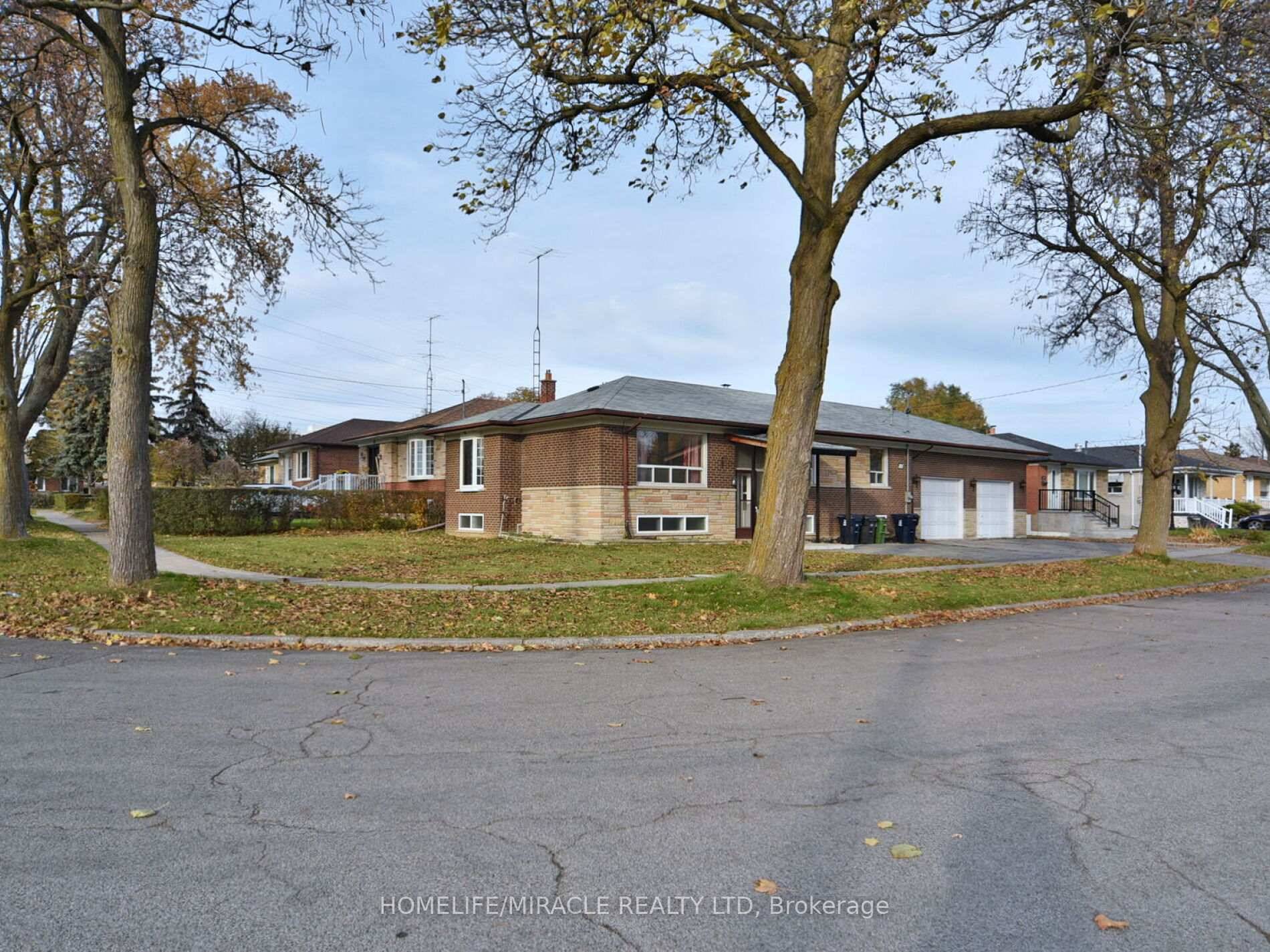 Move In Ready 3 Bedroom Main Floor Unit in a Great Neighborhood.