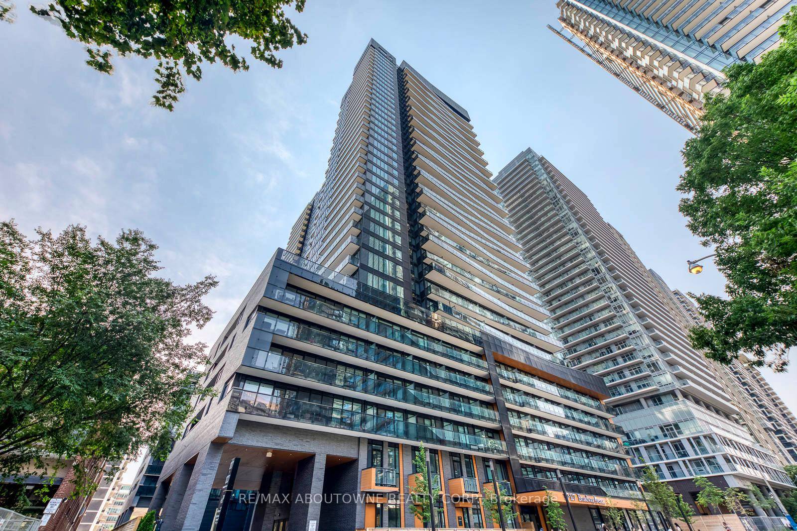Welcome to Line 5 Condos, your dream 1 bedroom condo in the heart of Midtown.