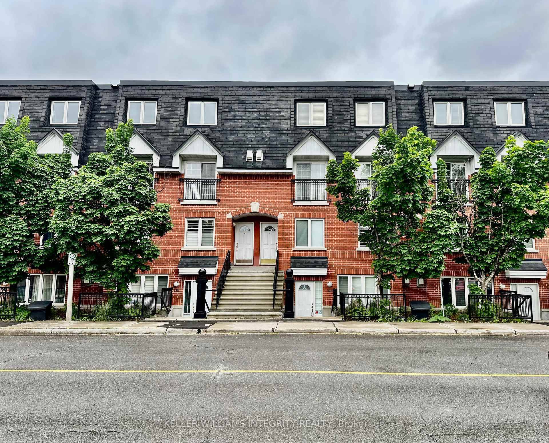 Discover the allure of this modern stacked condo situated in the heart of Downtown.