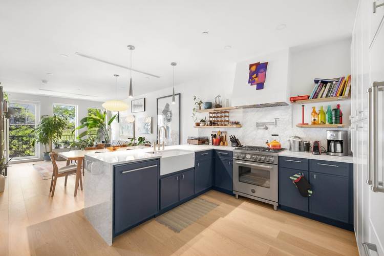 Mirador is pleased to present this Greenwood gem.