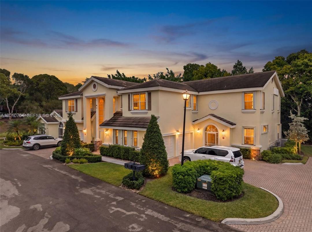 Beautifully updated townhouse in the heart of Coral Springs !