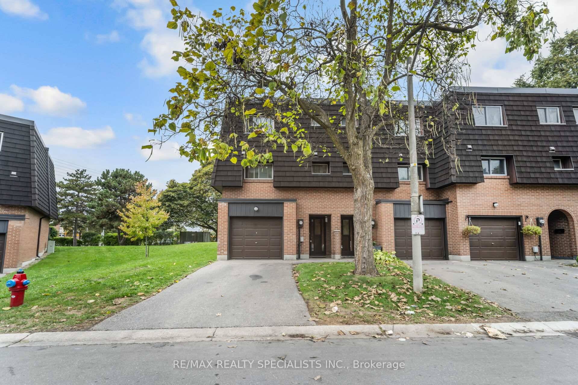 Stunning Corner Townhome Feels Just Like a Semi !